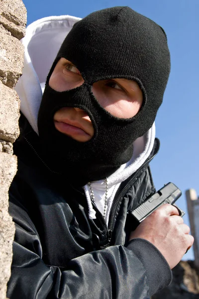 Criminale Armato Che Prende Mira Con Una Pistola Semiautomatica — Foto Stock