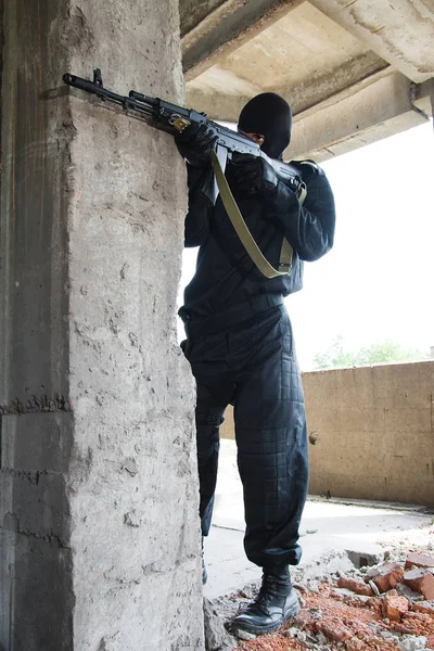 Hombre Blanco Camuflaje Negro Con Rifle Automático —  Fotos de Stock