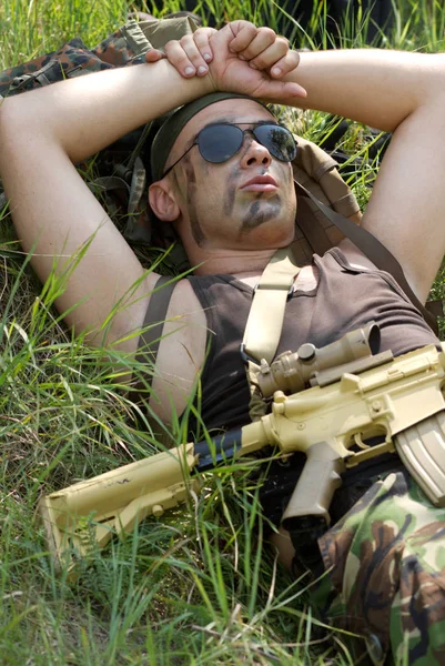Żołnierz Jest Biorący Odpoczynek Gdy Walka Się Skończyła — Zdjęcie stockowe