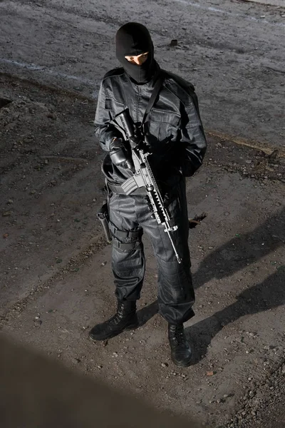 Homem Uniforme Preto Segurando Rifle — Fotografia de Stock