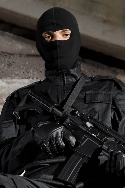 Homem Uniforme Preto Segurando Rifle — Fotografia de Stock
