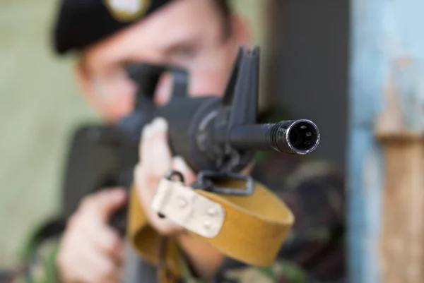 Young Girl Camouflage Clothing Armed Automatic Rifle — Stock Photo, Image