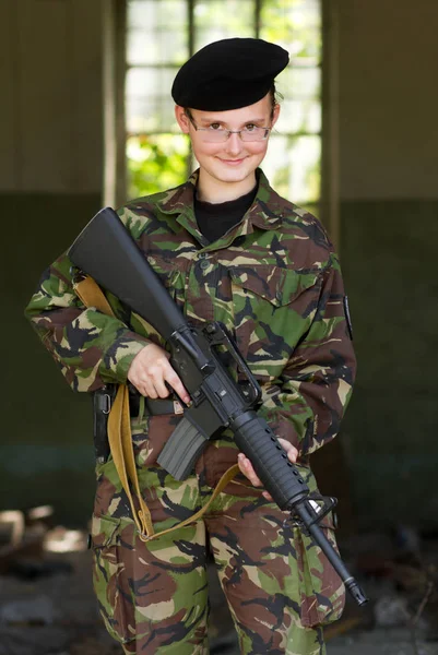 Ung Flicka Med Automatgevär Står Vakt — Stockfoto