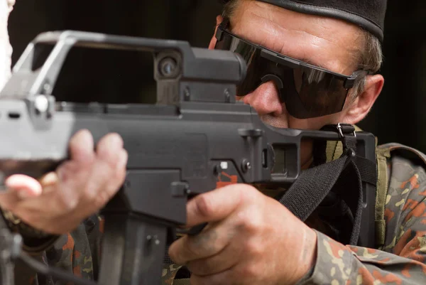 Gammal Erfaren Soldat Inriktning Med Pistol — Stockfoto