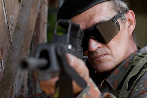 Old Experienced Soldier Targeting Gun — Stock Photo, Image