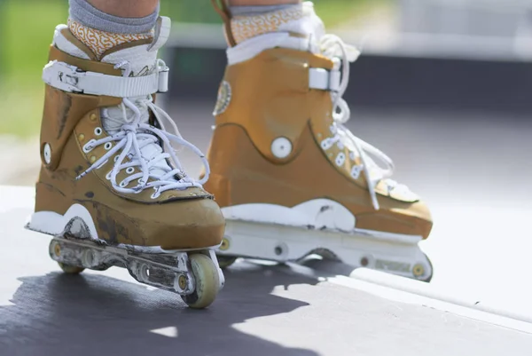 Ноги Фигуриста Профессиональных Агрессивных Роликах Скейтпарке Открытом Воздухе — стоковое фото