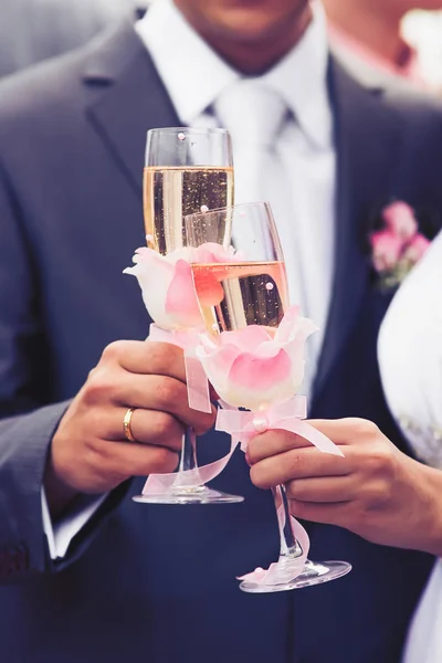 Hochzeitshintergrund Glückliches Brautpaar Paar Trinkt Hochzeits Champagner Geschmückte Kristallgläser Hände — Stockfoto