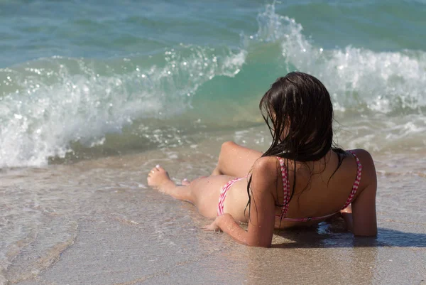 夏休み イメージを楽しんでいる ビーチに座っている女の子 — ストック写真