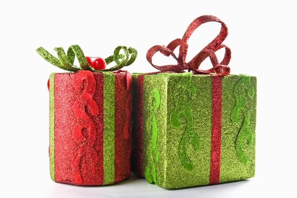 孤立的节日装饰玩具 圣诞装饰的礼物剪出白色的背景 用装饰过的玩具庆祝寒假 新年标志 节日礼物和礼物的礼品包装盒 — 图库照片