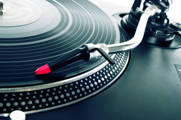 プロのターン テーブルは 音楽とビニール レコードのディスクを再生します ターン テーブル レコード プレーヤーのクローズ アップ ディスク — ストック写真