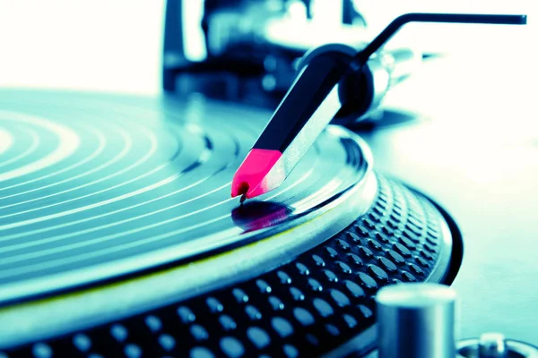 プロのターン テーブルは 音楽とビニール レコードのディスクを再生します ターン テーブル レコード プレーヤーのクローズ アップ ディスク — ストック写真