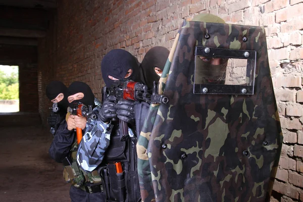 Homens Militares Totalmente Equipados Com Armas Automáticas Jogando Strikeball — Fotografia de Stock