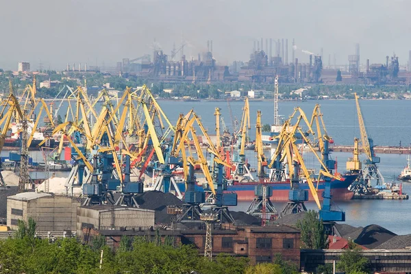 背景是码头和大工厂的工业景观 空气污染严重是显而易见的 装载金属码头 重工业 — 图库照片