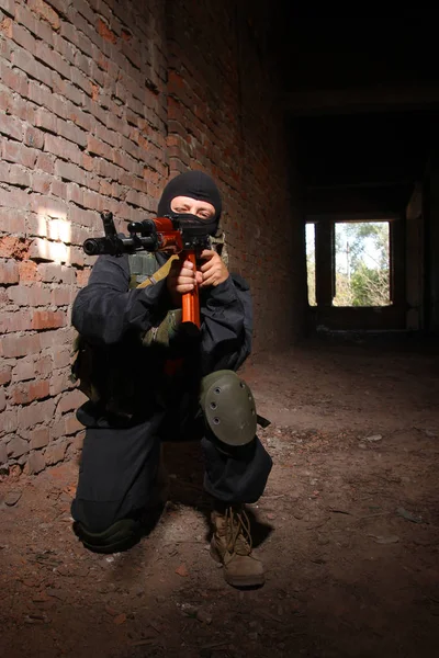 Hombre Militar Totalmente Equipado Con Armas Automáticas Jugando Béisbol — Foto de Stock