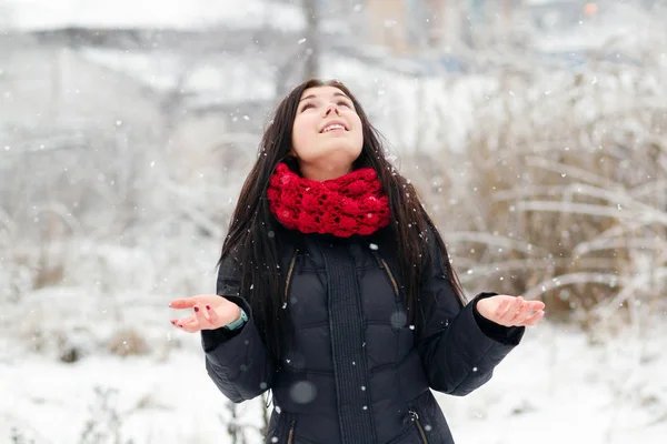 Muchacha Joven Atractiva Caminando Aire Libre Día Nieve Brillante —  Fotos de Stock