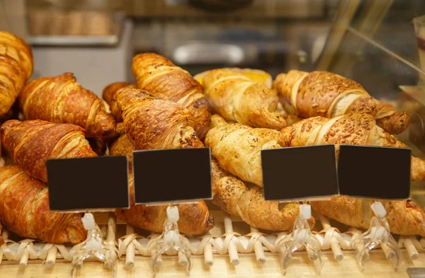 Färsk Ugnsbakad Croissant Bakelse Till Försäljning Café Tomma Prislappen Ramar — Stockfoto