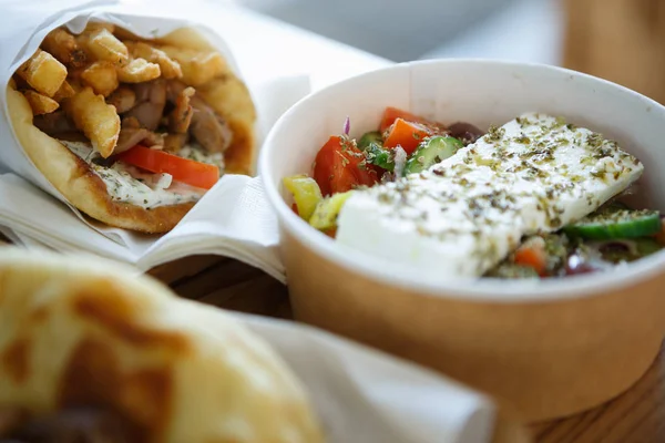 大型传统希腊美食晚餐在桌上的纸盘 快餐店菜单菜肴 享受烤肉 Souvlaki 菜和油炸陀螺仪卷 垃圾食品菜单 — 图库照片