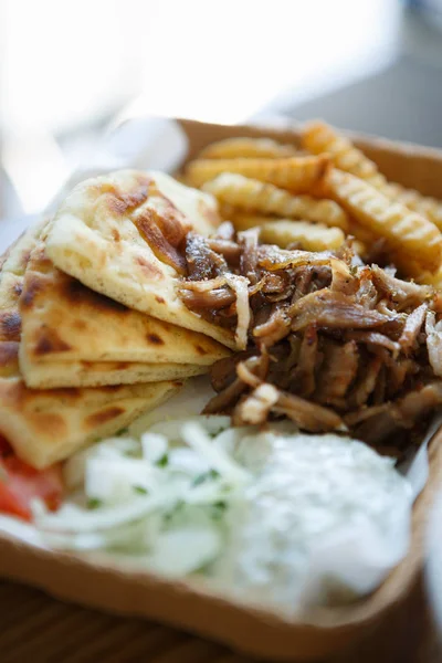 Grote Traditionele Griekse Keuken Diner Geserveerd Tafel Papier Plaat Fast — Stockfoto