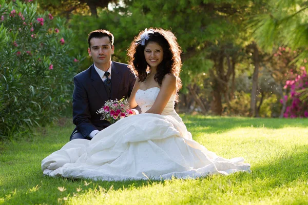 Felices Recién Casados Sentados Parque Verde Atardecer —  Fotos de Stock