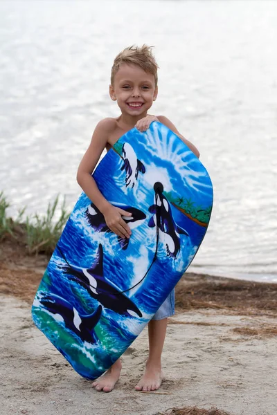 Grappige Kleine Jongen Met Blauwe Surfen Bord Het Strand — Stockfoto