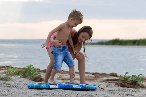 Crianças Pequenas Felizes Brincando Com Prancha Surf Praia — Fotografia de Stock