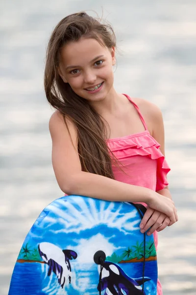 Linda Chica Adolescente Con Tabla Surf Playa —  Fotos de Stock