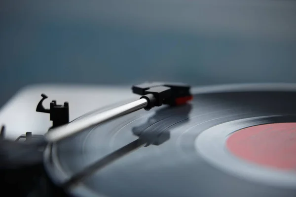 ビンテージ ターン テーブル ビニール レコード音楽 流行に敏感なプロのパーティー サウンド愛好家の古典的なアナログ オーディオ機器 ターン テーブルのレコード — ストック写真