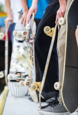 Patenciler çocuklar yerel skatepark güneşli yaz günde açık yarışmasında katılmaktadır. Kaykaycı adam eski güverte ellerini, binmek ve hile yapmak hazır tutar. Popüler gençlik spor ve yaşam tarzı 