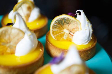 Narenciye ile lezzetli bisküvi tart ve krem yemek. İtalyan pasta Cafe menü öğesini kapatın. Restoranda taze pişmiş tatlı tadını çıkarın. Küçük tatlı dekoratif kek closeup çekim 