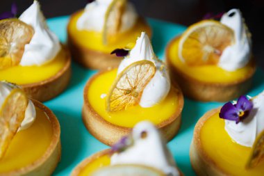 Narenciye ile lezzetli bisküvi tart ve krem yemek. İtalyan pasta Cafe menü öğesini kapatın. Restoranda taze pişmiş tatlı tadını çıkarın. Küçük tatlı dekoratif kek closeup çekim 