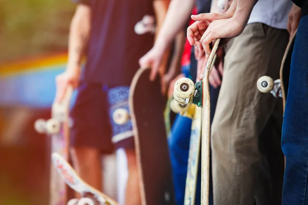 Les Skateurs Garçons Participent Concours Skatepark Local Plein Air Dans — Photo