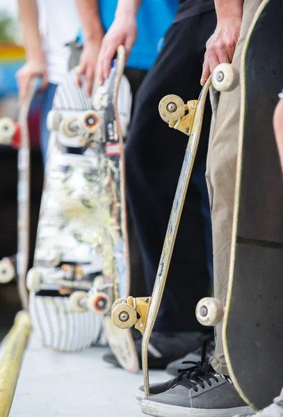 Patenciler Çocuklar Yerel Skatepark Güneşli Yaz Günde Açık Yarışmasında Katılmaktadır — Stok fotoğraf