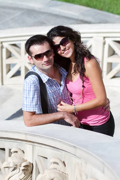 快乐对年轻夫妇做在希腊首都 阳光灿烂的日子雅典城观光 — 图库照片