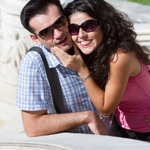 若い幸せなカップルはギリシャの首都アテネ市内は明るい晴れた日の観光を行う — ストック写真