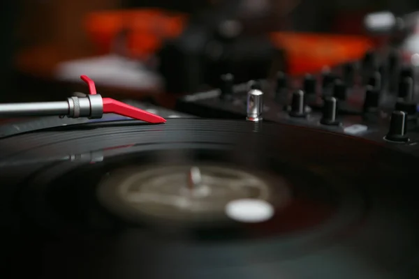 ターン テーブル ビニール レコード プレーヤーとサウンド ミキシング コント ローラー アナログと音楽をプレイする のデジタル — ストック写真