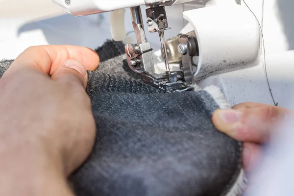 Handen Van Kleermaker Bezig Met Een Naaimachine Met Close Focus — Stockfoto