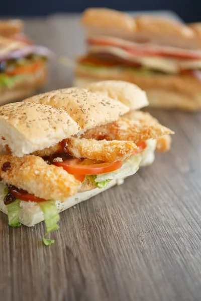 Frische Sandwiches Mit Tomaten Schinken Parmesan Scheiben Schwarzen Oliven Senfsauce — Stockfoto