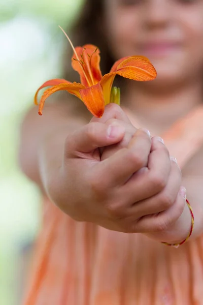 Süßes Kleines Mädchen Mit Orangefarbener Lilienblüte Ihren Händen — Stockfoto