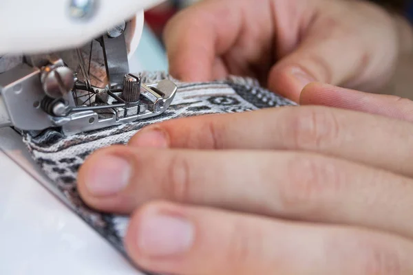 Tailor Werk Met Stof Doek Naaimachine Nieuwe Handgemaakte Kleren Fabricageproces — Stockfoto