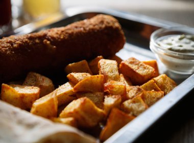 Izgara peynir ve et yemek kızarmış patates geleneksel Sırp yemekleri restoranda servis hizmet verdi. Serbia.Food kompozisyon kökenli egzotik Cafe akşam yemeği menüsü