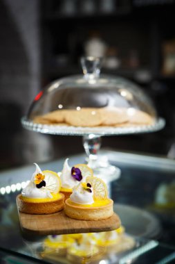 Tatlı pasta Cafe için İtalyan bisküvi tart tadını çıkarın. Restoran menüsünde enfes kremalı tart. Doğal malzemelerle tatlı yemek yemek 