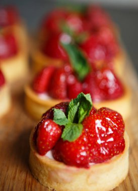 Lezzetli tartı üstüne nane yaprakları ile hizmet taze çilek ile deneyin. Tatlı taze Pastane Cafe ye. İtalyan pasta Restoran Menü