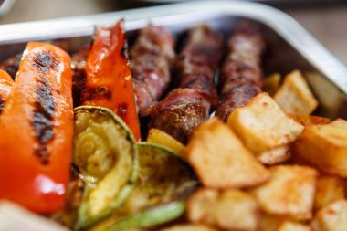 Fast food restoran menüde lezzetli geleneksel Sırp yemek keyfini çıkarın. Egzotik menü öğle yemeği için. Izgara Dana eti, kızarmış peynir ve kızarmış patates kafede görev yaptı. Gıda kompozisyon arka plan