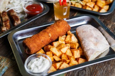 Fast food restoran menüde lezzetli geleneksel Sırp yemek keyfini çıkarın. Egzotik menü öğle yemeği için. Izgara Dana eti, kızarmış peynir ve kızarmış patates kafede görev yaptı. Gıda kompozisyon arka plan