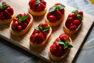 Lezzetli tartı üstüne nane yaprakları ile hizmet taze çilek ile deneyin. Tatlı taze Pastane Cafe ye. İtalyan pasta Restoran Menü