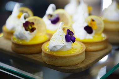 Tatlı pasta Cafe için İtalyan bisküvi tart tadını çıkarın. Restoran menüsünde enfes kremalı tart. Doğal malzemelerle tatlı yemek yemek 
