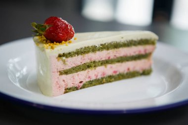 Fındık ve taze straberries üst süslenmiş çilek bisküvi ile lezzetli kek ye bak. Kremalı pasta tatlı iyi tadı. Pasta ürün tatlılar için İtalyan restoran menüsünde 