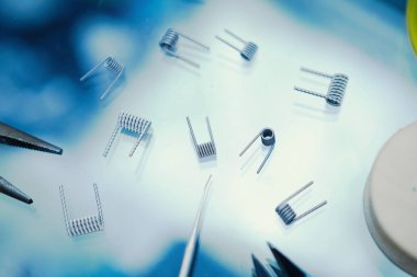 Vape Dükkanı. Modern vaping cihaz bakım ve yükseltme bölümlerinde kapatın. O popualr ecig vaper cihaz satın. Elektronik Sigara İçilmeyen ejuice için aracı. Bobin Teli kutusunda mod için