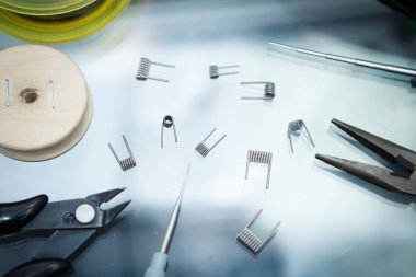 Vape Dükkanı. Modern vaping cihaz bakım ve yükseltme bölümlerinde kapatın. O popualr ecig vaper cihaz satın. Elektronik Sigara İçilmeyen ejuice için aracı. Bobin Teli kutusunda mod için