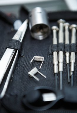 Vape Dükkanı. Modern vaping cihaz bakım ve yükseltme bölümlerinde kapatın. O popualr ecig vaper cihaz satın. Elektronik Sigara İçilmeyen ejuice için aracı. Tornavidalar alet çantası onarım için